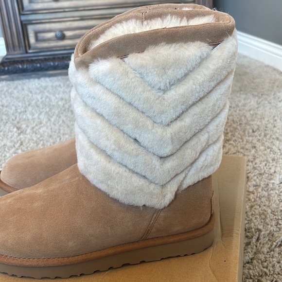 UGG Tania.   Size 7 Womens boots. - Picture 4 of 10